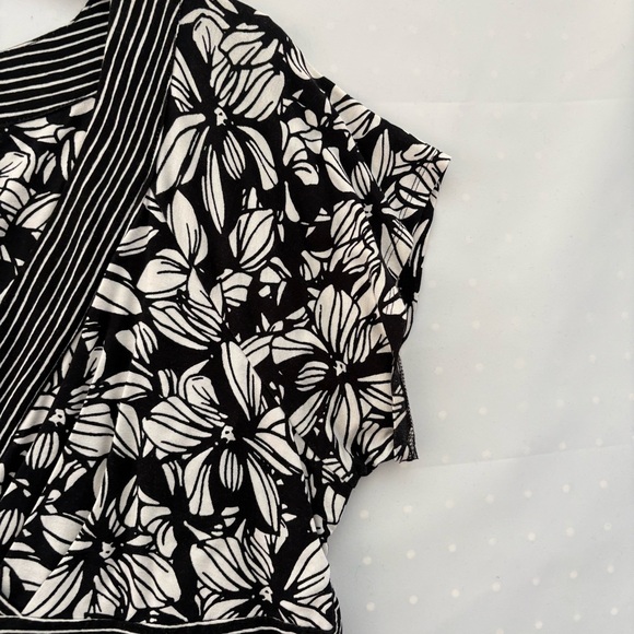 Chaus Black and White Leaf Print VNeck Blouse Size Large Raton/Spandex INV25/317 - Picture 4 of 7
